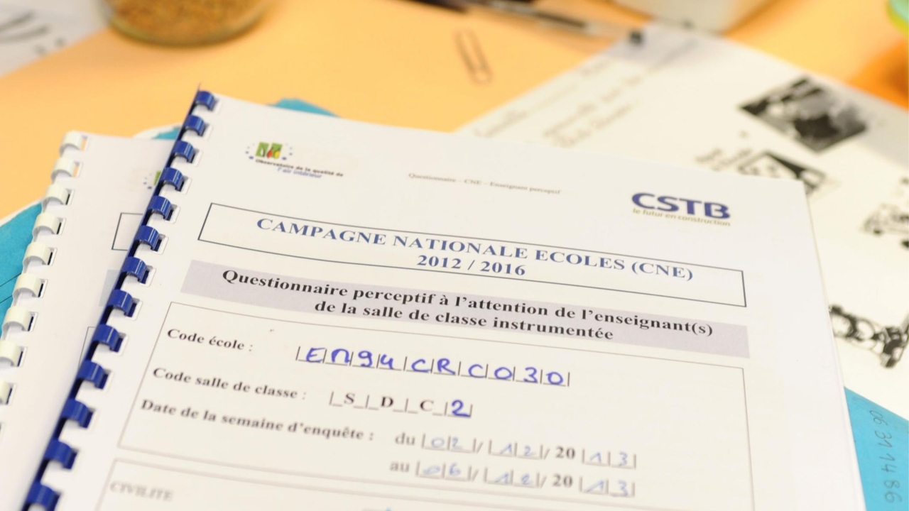 Photographie d'un questionnaire de la campagne nationale écoles permettant de recueillir les données bâtimentaires