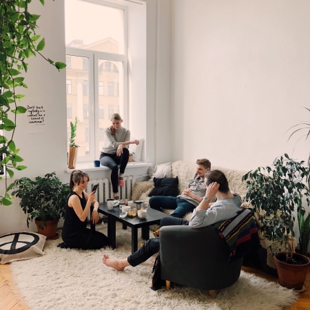 Des personnes dans un environnement intérieur