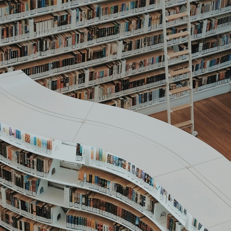 Rayonnages d'une bibliothèque