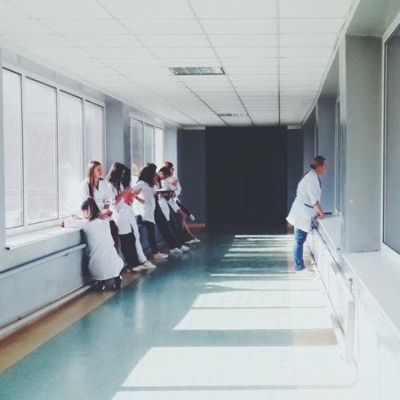 Un couloir d'hôpital avec du personnel soignant