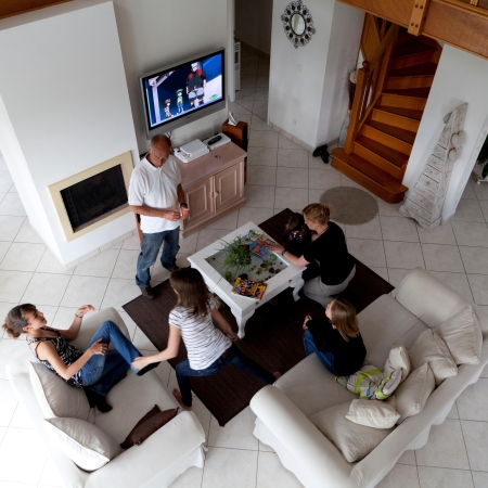 Photographie d'une famille dans son salon