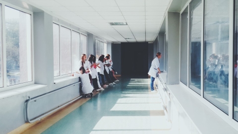 Un couloir d'hôpital avec du personnel soignant