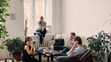 Des personnes dans un environnement intérieur