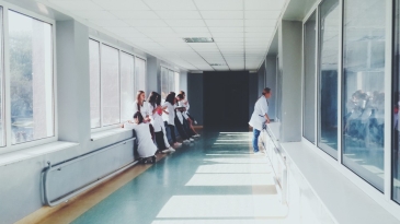 Un couloir d'hôpital avec du personnel soignant