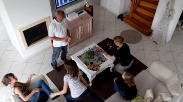 Photographie d'une famille dans son salon